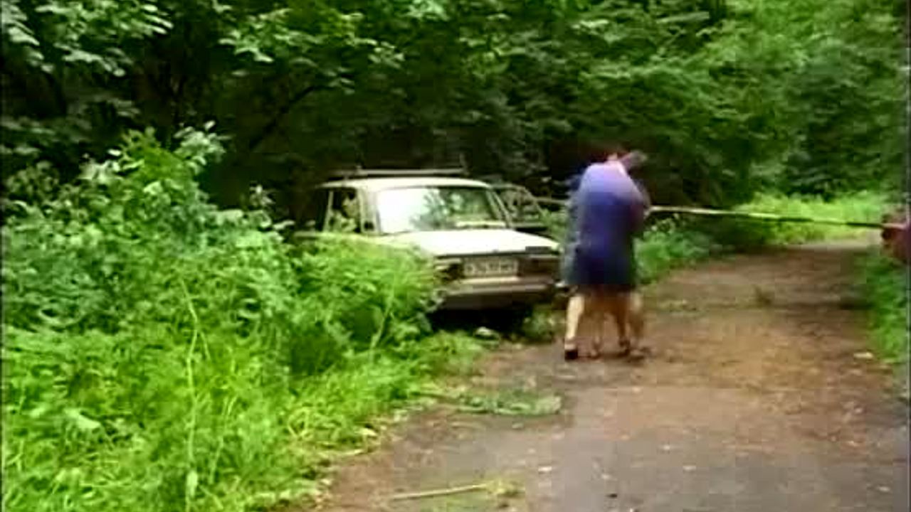 En gammel mann og en ung jente blir stygge i skogen
